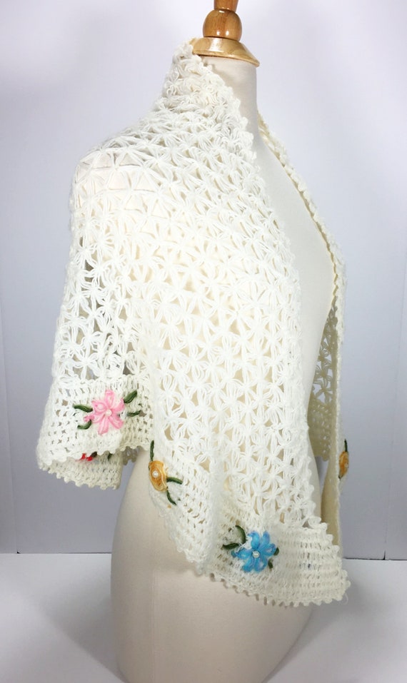 Crocheted Shawl Vintage 1970s  Ivory Shawl With Fl