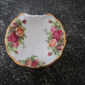 Royal Albert old country roses shell shaped dish