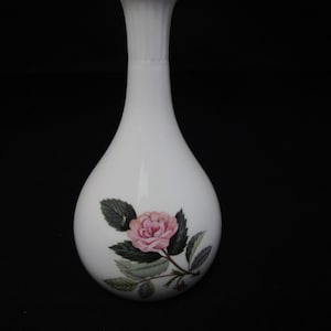 1970er Jahre Wedgwood Vase mit Knospe, Hathaway Rose