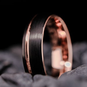 Schwarzer Wolfram Ring - Gebürsteter Rosegold Streifen Abgerundet - 6mm Herren Ehering
