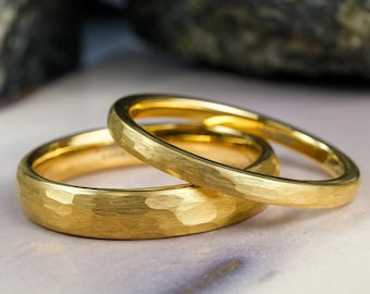 Zestaw pierścionków wolframowych dla niej i dla niego – obrączki ślubne z żółtego złota młotkowane o grubości 2 mm i 4 mm – grawerowanie laserowe na zamówienie