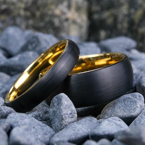 Eheringe aus gebürstetem Wolfram in Schwarz – 8 mm & 4 mm Gelbgold Innenringe