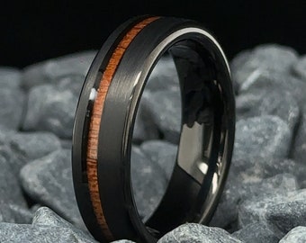 Schwarzer Wolframring mit gebürstetem KOA-Holzstreifen – 6 mm Herren-Ehering