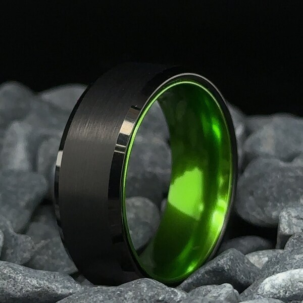 8 mm wolfraam trouwring - afgeschuinde zwarte ring met groen interieur - moderne unisex geborstelde afwerking - heren- en damesring