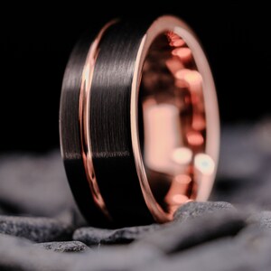 8mm Wolframring für Männer, gebürsteter Wolframring in Schwarz mit Rosegold Streifen