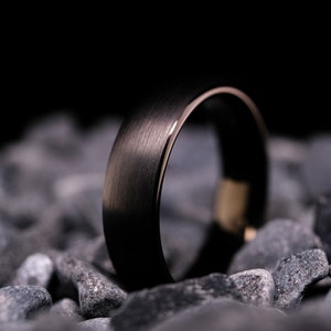 Schwarz gebürsteter Wolfram Ehering 6 mm Unisex Obsidian Ring