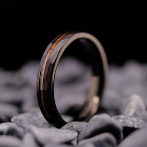 Schwarzer Wolframring gehämmert mit KOA Holz Streifen - 4 mm Herrenring - Jahrestagsgeschenk