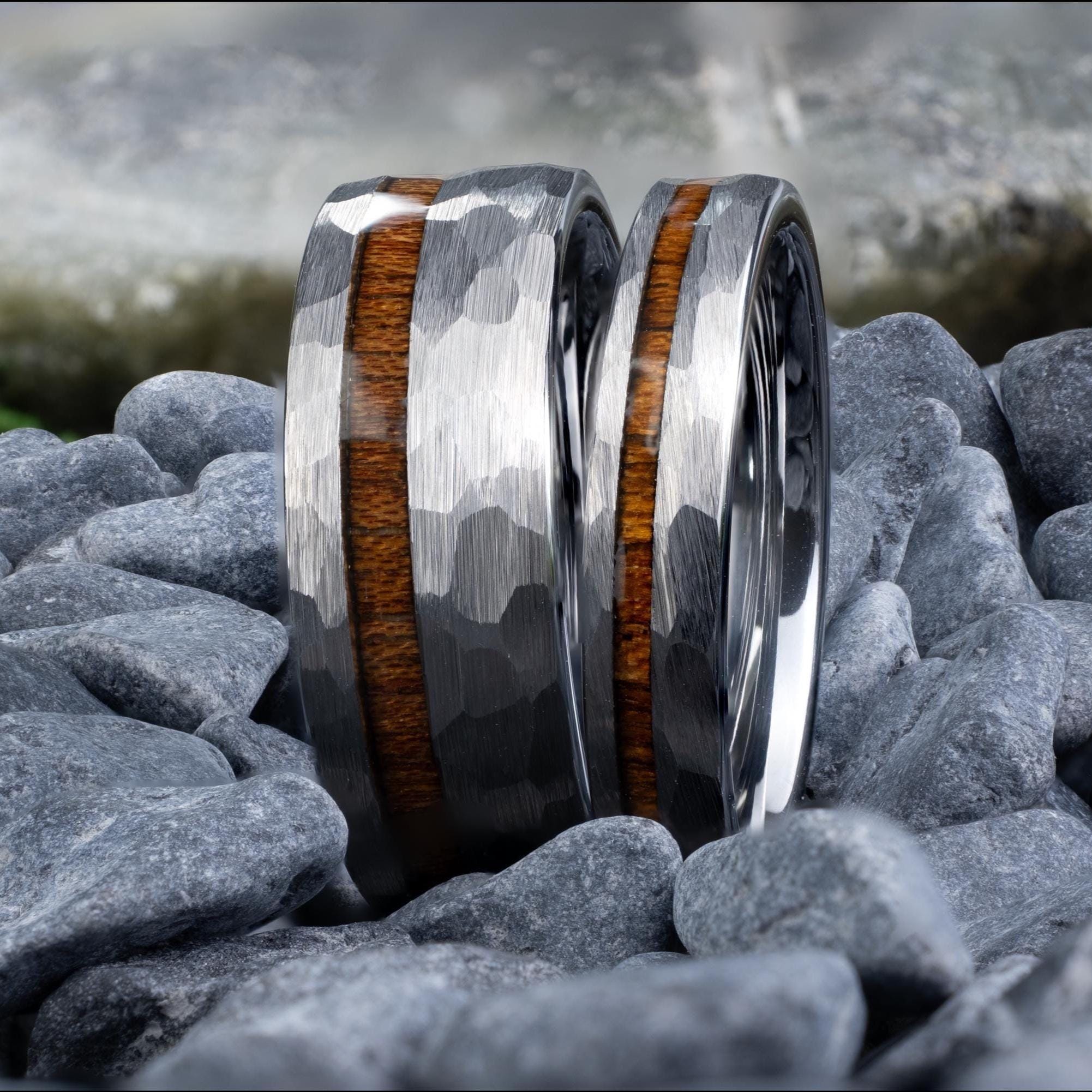 Set di anelli in tungsteno per lui e per lei - Fedi in argento martellato da 8 mm e 4 mm con striscia in legno di koa - Fedi nuziali - Regalo di anniversario - Italia