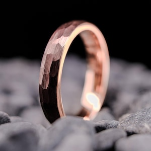 Alianza de tungsteno marrón moca - Anillo de hombre martillado de 4 mm - Interior de oro rosa pulido - Grabado personalizado