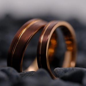 Wolfram Ring für Sie und Ihn - 4 mm und 6 mm gebürstete Mokka-Braun-Bänder mit Rosegold-Streifen und Innenleben - Wolfram-Eheringe
