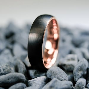 ブラックブラッシュ仕上げの結婚指輪（ローズゴールドの内側） - 6mmタングステン製結婚指輪