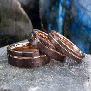 Młotkowany pierścionek unisex z wolframu – brąz kawowy z paskiem i wnętrzem z różowego złota – obrączki ślubne o średnicy 4, 6 i 8 mm – grawerowanie laserowe na zamówienie