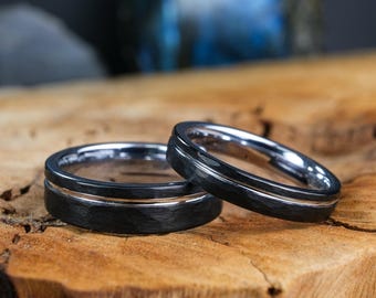 Tungsten Rings Set voor hem en haar - gehamerd zwart met een zilveren streep en interieur - 6 mm en 4 mm aangepaste lasergegraveerde trouwringen
