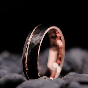 Black Tungsten Ring - Hammered Rose Gold Stripe Rounded - 6mm Men&#39;s Wedding Band