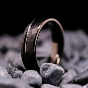 Black Hammered Stripe Tungsten Band - 6mm Men&#39;s Wedding Band - Obsidian Black Finish