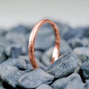 2mm ハンマー加工 ローズゴールド タングステン 結婚指輪 - ユニセックス カスタマイズ可能 コンフォートフィットリング