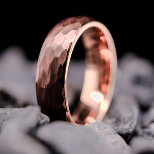 Mocha Brown Tungsten Wedding Band - 6mm Hammered Men&#39;s Ring - Polished Rose Gold Interior - Custom Engraving