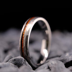 Silber Wolfram Ring mit KOA Holz Streifen Gehämmertes Finish - 4 mm Herrenring - Naturring - Jahrestagsgeschenk