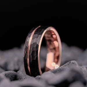6mm Black Tungsten Ring - Hammered Rose Gold Stripe Men&#39;s Wedding Band