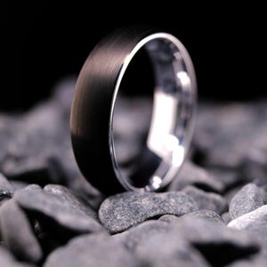 Fede nuziale in tungsteno nero - Anello con finitura spazzolata da 6 mm - Interno in oro bianco