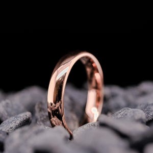 Obrączka ślubna unisex z polerowanego różowego złota z wolframu o średnicy 4 mm