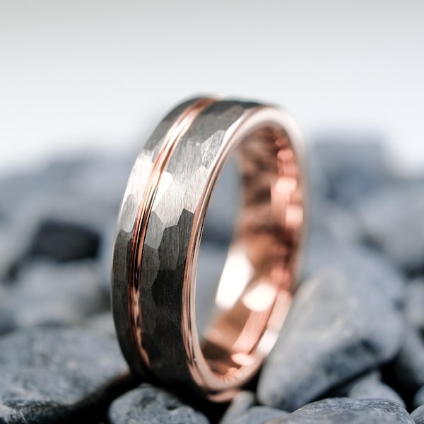 Anillo de bodas de tungsteno martillado en plata de 6 mm con franja e interior en oro rosa - Banda de tungsteno para hombre