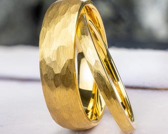 Zestaw obrączek ślubnych dla niej i dla niego – pierścionki z żółtego złota młotkowanego wolframem o średnicy 6 mm i 2 mm, z możliwością personalizacji