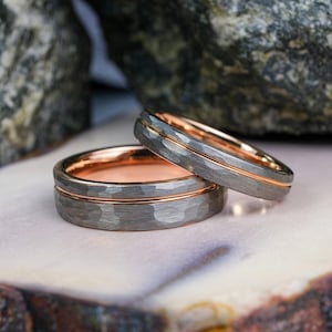 Wolframring für Sie und Ihn - 6 mm und 4 mm gehämmerte Silberbänder mit roségoldenem Streifen - Benutzerdefinierte Laser gravierte Eheringe