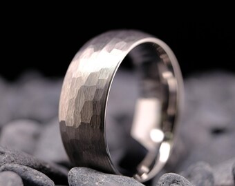 Anello in tungsteno martellato con finitura argento - Fede nuziale per lui e per lei da 8 mm - Anello con incisione personalizzata