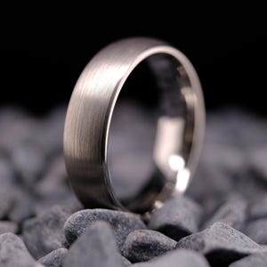 ブラッシュドシルバータングステンリング - 6mm 彼と彼女の結婚指輪 - カスタム刻印リング