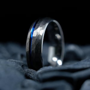 Alliance en argent martelé en tungstène - Alliance pour homme de 6 mm avec bande bleue - Personnalisable