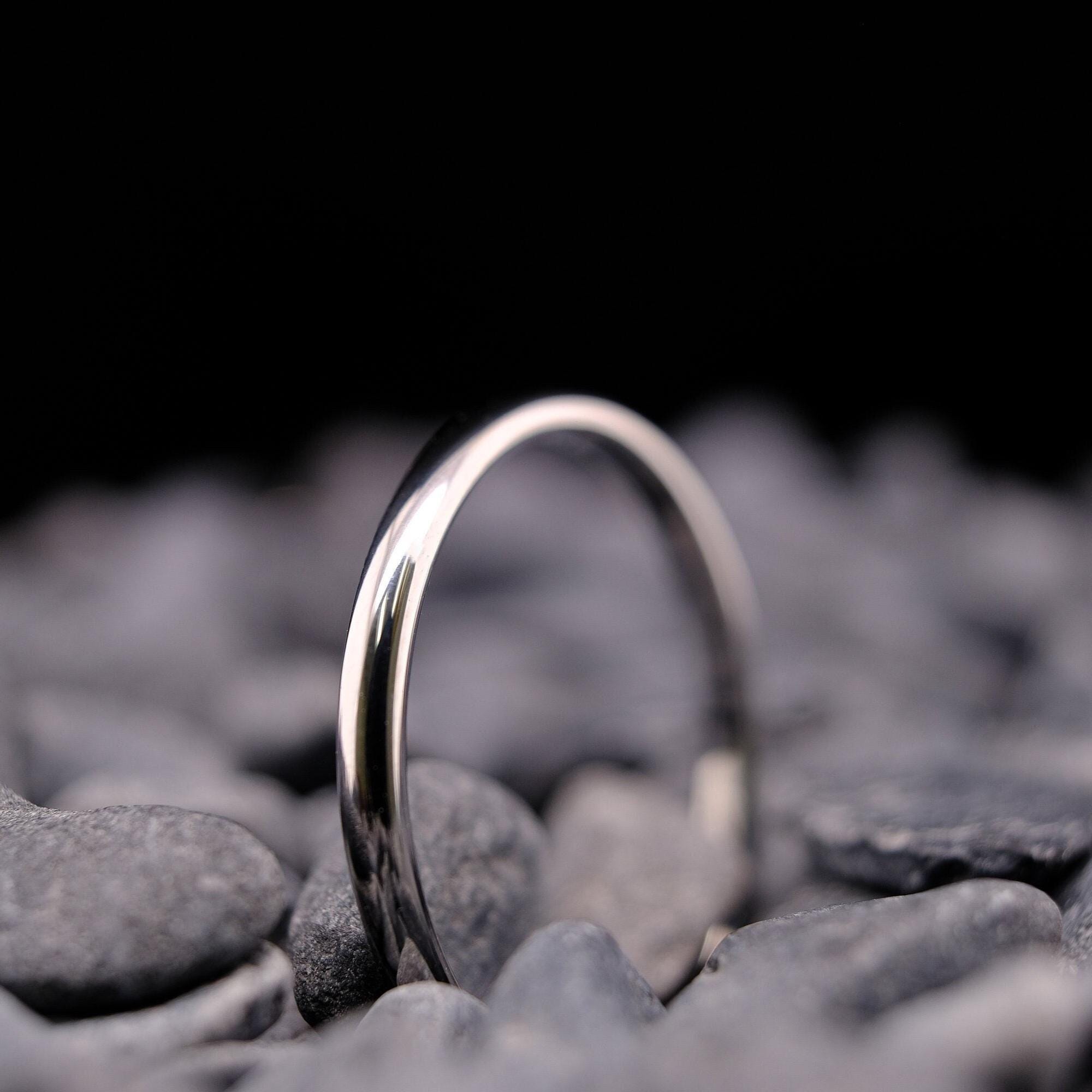 Anillo de tungsteno fino de plata pulida - Alianza de bodas de 2 mm para él y para ella - Regalo de aniversario - Anillo grabado personalizado