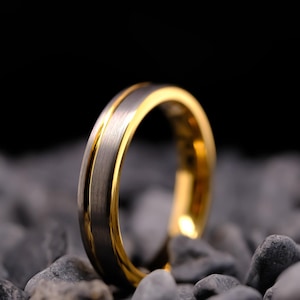 Gold Wolfram Ehering - 4 mm Herrenring gebürstet gestreift mit silbernem Finish
