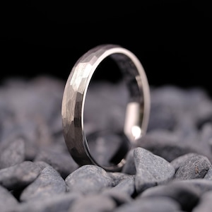 Gehämmerter Wolframring mit Silber-Finish - 4 mm Herren und Herren Ehering - Individuell gravierter Ring