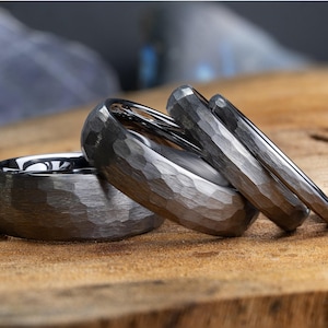 Anel de tungstênio martelado - Aliança de casamento prateada - Gravações personalizáveis gratuitas - Disponível em 2, 4, 6 e 8 mm