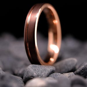 Fede nuziale in tungsteno marrone moka - Anello da uomo spazzolato con strisce in oro rosa da 4 mm - Regalo di anniversario - Fede personalizzabile