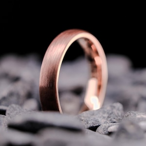 Alianza de tungsteno marrón moca - Anillo de hombre cepillado de 4 mm - Interior de oro rosa pulido - Grabado personalizado