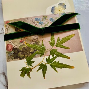 Cinque biglietti di auguri con fiori pressati, biglietti unici, biglietti di cancelleria