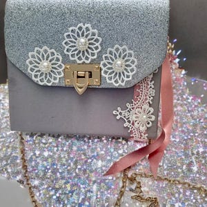 Bolso de noche de satén vintage adornado con plata, bolso de mano shabby chic, accesorios para mujer.