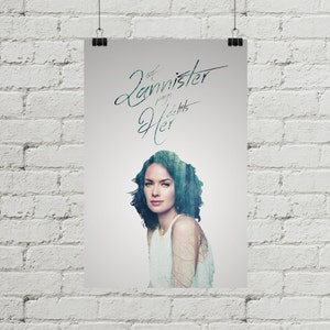Peut inclure: Affiche avec un portrait de femme superposé à une image de forêt, avec le texte "A Lannister Pays Her Debts". L'affiche est accrochée à un mur de briques blanches, maintenue par des clips noirs.