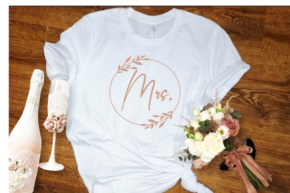 Ironing picture Mrs. Mr. Bride bride with desired name & date statement shirt