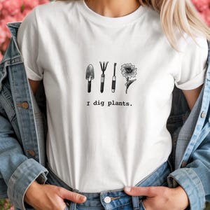 I DIG PLANTS Minimalist Garden Tools Graphic Tee Mom Gift Gardner Original Lesada Arts