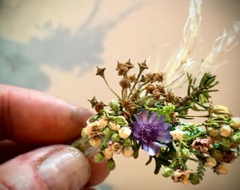 Véritable bouquet de fleurs sauvages séchées à l'échelle 12e, cadeau parfait pour une fée, une sorcière, une maison de poupée, toute scène de diorama miniature ou pour l'artisanat