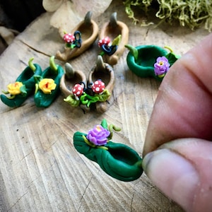 Piccole scarpe da fata, modellate a mano in argilla, perfette come regalo per un giardino/casa delle fate o qualsiasi scena in miniatura.