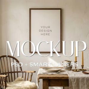 Puede incluir: Imagen de maqueta con un marco que muestra "YOUR DESIGN HERE". La escena incluye una mesa de madera con un plato, una taza y velas. Una silla de madera con un asiento de piel de oveja y un jarrón de flores secas completan la estética rústica.