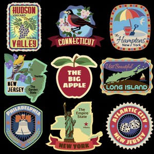 Peut inclure: Neuf autocollants de voyage vintage colorés représentant divers monuments et textes. Les autocollants comprennent une pomme rouge avec le texte "The Big Apple", un autocollant bleu et blanc avec la Statue de la Liberté et le texte "New York", un autocollant vert et jaune avec une carte de Long Island et le texte "Visit Beautiful Long Island", un autocollant bleu et blanc avec un oiseau et le texte "Connecticut", un autocollant rouge, blanc et bleu avec un raisin et le texte "Hudson Valley", un autocollant bleu et blanc avec un parasol de plage et le texte "The Hamptons New York", un autocollant bleu et blanc avec une cloche et le texte "Philadelphia", un autocollant bleu et blanc avec un oiseau et le texte "New Jersey", et un autocollant bleu et blanc avec des dés et le texte "Atlantic City New Jersey".