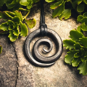Colar de ferro com pingente espiral celta, joia artesanal, presente forjado, design irlandês