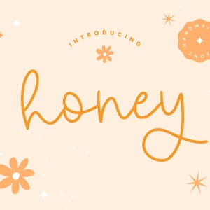 Op de afbeelding: Introductie van Honey, een handgeschreven lettertype met een speelse, cursieve stijl. Het lettertype wordt weergegeven in lichtoranje op een lichtperzikkleurige achtergrond met kleine witte sterren en oranje bloemen.