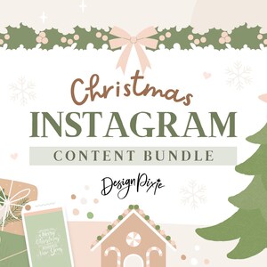 Puede incluir: Una ilustración digital de un paquete de contenido de Instagram de Navidad con una casa de jengibre, un árbol de Navidad y una caja de regalo. El texto "Christmas Instagram Content Bundle" está escrito en un cuadro blanco con un borde de acebo verde. El texto "Design Pixie" está escrito en un cuadro blanco con un borde de acebo verde.