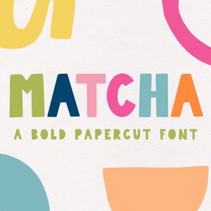Może przedstawiać: Kolorowy projekt graficzny z napisem "MATCHA" pogrubionymi, zaokrąglonymi literami. Litery są w różnych kolorach: zielonym, granatowym, różowym, turkusowym i pomarańczowym. Poniżej tekst brzmi "A BOLD PAPERCUT FONT".